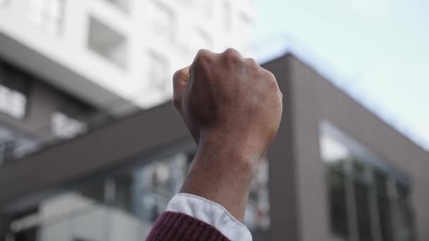 Arbeit für schwarze erhobene schwarze Männerfaust symbolisiert Protest gegen Rassismus. — Stockvideo