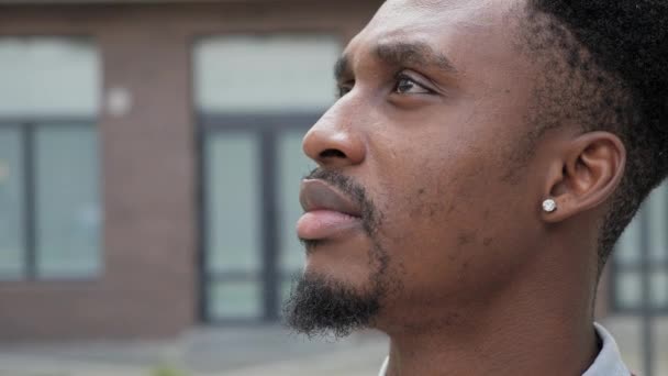 Närbild av tankeväckande utseende afro amerikan. Ansikte känslor djupa ögon. — Stockvideo