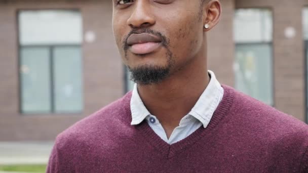 Close-up portrait of African American male businessman with expressive face. — Stock Video