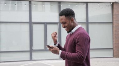 Başarılı bir afro-amerikan girişimci finansal zaferi kutluyor..