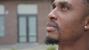 Afro-Amerikan 'ın düşünceli bakışına yakından bak. İş kaybı krizi.