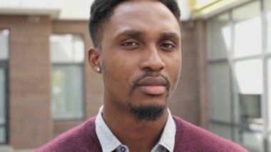Kentsel şehirde kameraya bakan ciddi Afro-Amerikan adamın portresi.. 