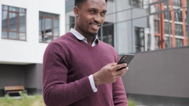 Mutlu Afro-Amerikan erkeği sohbetten zevk alıyor..