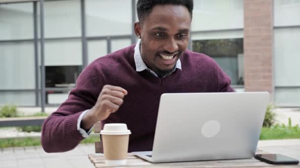 Un entrepreneur afro-américain prospère se réjouissant de la victoire financière en plein air. — Video