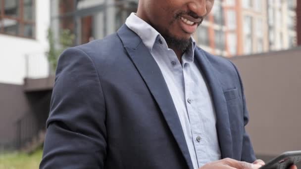 Retrato do sorriso encantador do homem afro-americano. Cara Empresário bem sucedido. — Vídeo de Stock