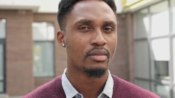 Kentsel şehirde kameraya bakan ciddi Afro-Amerikan adamın portresi.. — Stok video