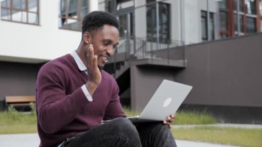 İş adamı web kamerasıyla konuşuyor konferans işi görüşmesi yapıyor..