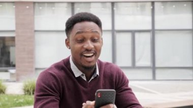 Afro-Amerikalı İşadamı Arkaplanda Video Görüşmesi Yapıyor, İş Binası