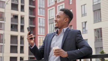 Siyah Yakışıklı Adam, dışarıdaki ortaklarıyla dinlenme videosu görüşmesi yapıyor.