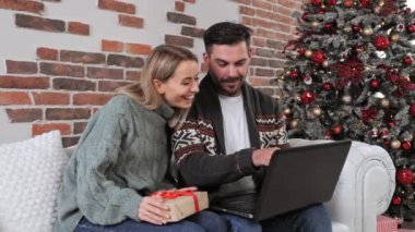 Yılbaşı gecesi internetten alışveriş yapan evli bir çift.