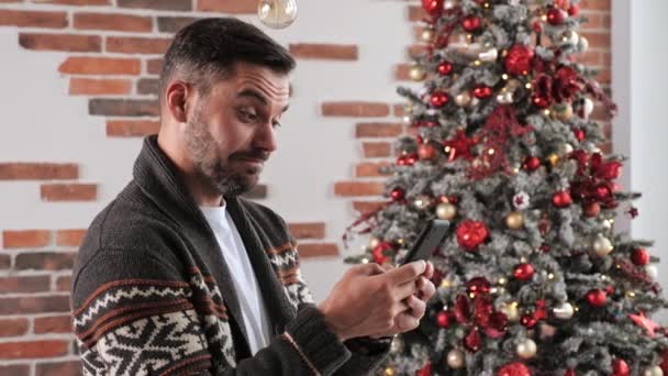 Щасливий батько вітає батьків через мобільний додаток з Новим роком . — стокове відео
