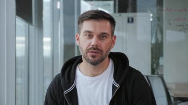 Kendine güvenen yetişkin işadamı, web kamerası dizüstü bilgisayarına bakıyor, patron konferansının video konferansına katılıyor, iş görüşmeleri yapan mutlu girişimci iş görüşmesi yapıyor..