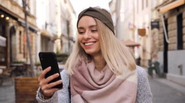 Rahatlamış genç bir kadın akıllı telefon kullanarak sosyal medyada sörf yapıyor, haberleri kontrol ediyor, mobil oyunlar oynuyor ya da dışarıda mesaj yazıyor. Milenyum bayanı şehirde cep telefonuna bakıyor..