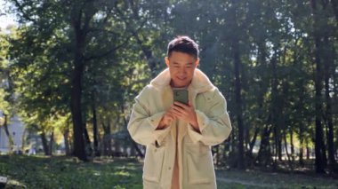 Japon adam mesajlaşırken akıllı telefon kullanıyor. Sosyal ağ oluşturma kavramı.