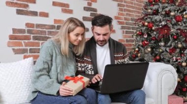 Yeni yıl indirimi zamanı. Ecommerce web sitelerinden Noel hediyeleri sipariş edildi. 