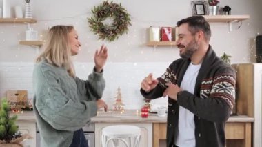 Kış kazaklı çiftler Noel arifesinde kış tatilinin tadını çıkarıyorlar..