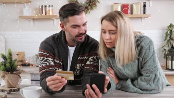 Ευτυχισμένο παντρεμένο ζευγάρι κάνει Χριστούγεννα πώληση αγορά σε απευθείας σύνδεση στο smartphone. — Αρχείο Βίντεο