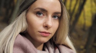 Kadın Yüzü 'nün kapanışı, Güzel Mavi Gözler, Kameraya Bakan Kadın ve Gülümseyen Sarışın Saçlar. Doğal Güzellik Yüzlü Kadın. Güz parkında gözüme güzel bir kız ilişti..