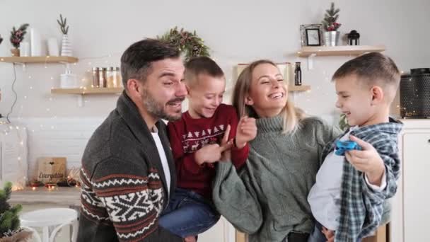 Férias em Família Tradições de inverno. Casado casal e filhos se divertindo Ano Novo — Vídeo de Stock