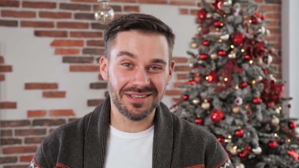 Webcam Ver hombre saludo reunión en línea hace que la videollamada feliz Navidad en casa — Vídeo de stock