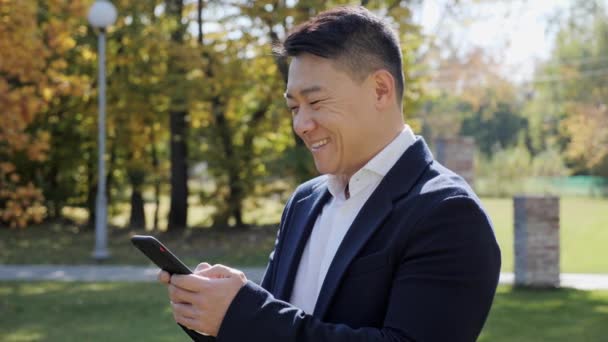 Geschäftsmann beim SMS-Schreiben auf seinem modernen Smartphone. Erfolgreicher Lebensstil. — Stockvideo