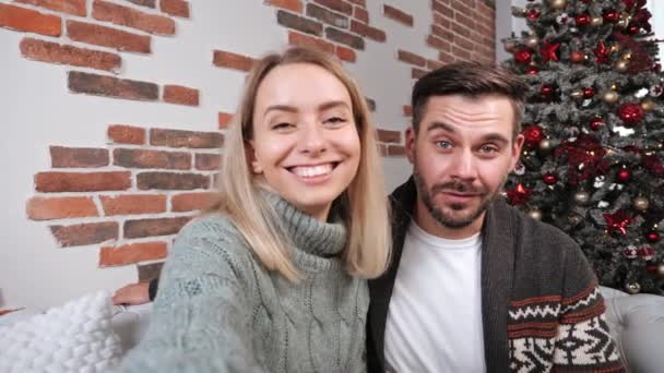 POV de feliz caucásico hombre y mujer en línea video vacaciones saludos a los amigos. — Vídeos de Stock