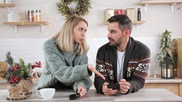 Sorgsenhet ung fru har gräl med make i köket på nyårsafton. — Stockvideo