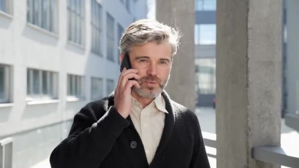 Biznesmen korzystający z telefonu i rozwiązuje problemy prawne z prawnikiem w pobliżu biura. — Wideo stockowe