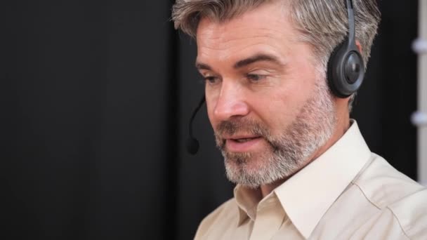 Opérateur masculin du centre d'appels parlant avec le client. Résolution des problèmes des clients en ligne. — Video