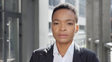 Afrika kökenli Amerikalı iş kadını ayakta kameraya bakıyor kendinden emin..