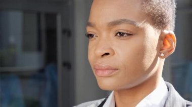 Afrika kökenli Amerikalı bir kadın geleceğe bakıyor. Odaklanmış görünüm.