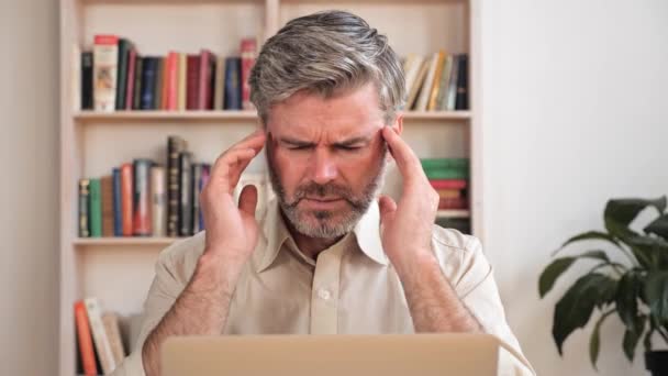 ストレスを感じる男のためのコンピュータ鎮静剤の仕事のために痛みを伴う頭部感覚. — ストック動画