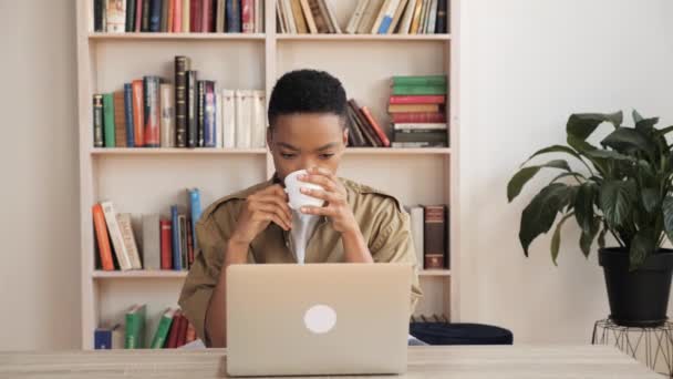 Eine erwachsene Frau tippt auf einem Laptop, der im Internet arbeitet. Online-Jobkonzept. — Stockvideo