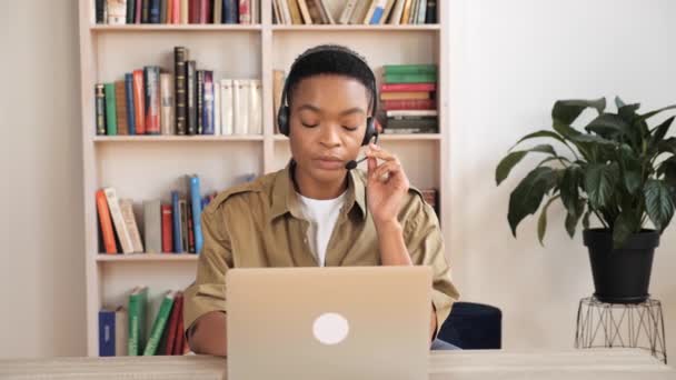 Επιχειρηματίας με ακουστικά επικοινωνεί με βιντεοκλήση. Εικονική εκπαίδευση. — Αρχείο Βίντεο