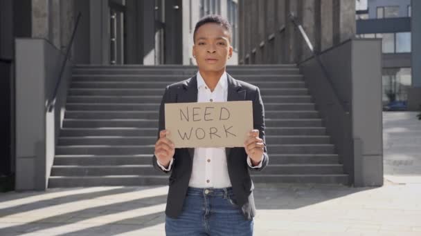 Werkloze Afrikaanse vrouwen met een kartonnen poster Behoefte aan werk. Werkloosheidsconcept. — Stockvideo