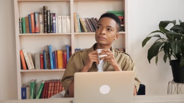 인터넷에서 일하는 흑인 여성 이 노트북 컴퓨터로 타이핑하는 모습. — 비디오