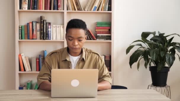 Mujer afroamericana inteligente está trabajando en el proyecto y navegar por Internet solo. — Vídeos de Stock