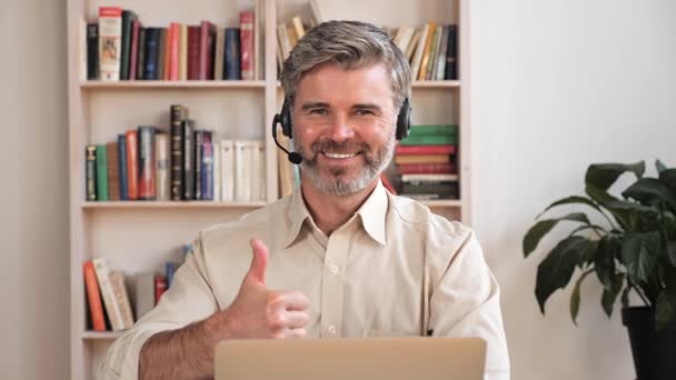 Ügyfélszolgálat üzemeltetője mutat hüvelykujj up jel virtuális képzés. Hívóközpont. — Stock videók
