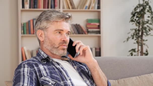 Επιχειρηματίας μιλάει στο κινητό στο σπίτι. Άνθρωπος εμπιστοσύνης επικοινωνεί στο τηλέφωνο. — Αρχείο Βίντεο