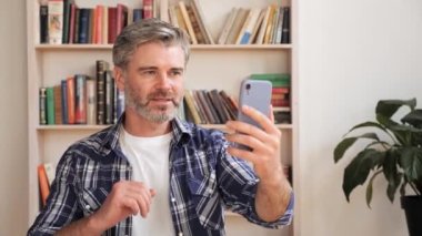 İş adamı video konferansı evden çalışırken grup sanal çağrısında.