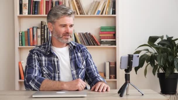 Pozitivní muž vlogger, aby živé video konferenční hovor on-line pomocí smartphonu. — Stock video