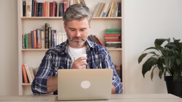 Affärsman skriva på laptop, arbeta och dricka kaffe. Nätjobbskoncept. — Stockvideo