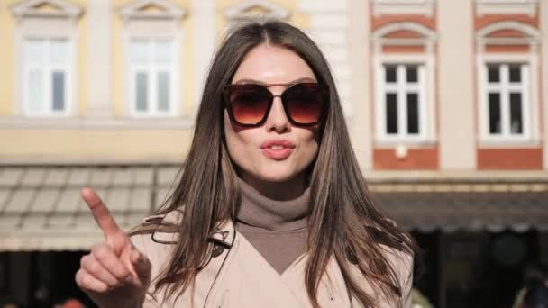 Serieuze jonge vrouw schudt vinger en zegt geen stad achtergrond. — Stockvideo