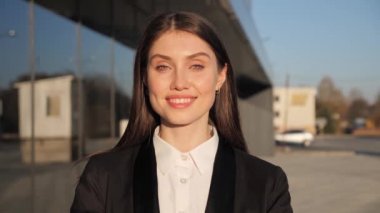  Gülümseyen iş kadını portresi güzel modern yönetici. Başarılı insanlar..