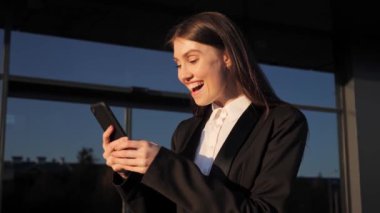 Takım elbiseli başarılı girişimci zaferi ve başarıyı kutluyor. Güneş ışığı.