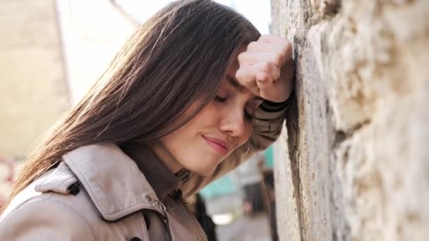 Zakenvrouw leunde tegen de muur outdoor gevoel ongemak, hoofdpijn. — Stockvideo