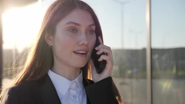 Americano satisfeito mulher falando no telefone sorrindo fora, satisfeito cliente. — Vídeo de Stock