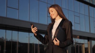 Cep Telefonu Kullanan Kadın Sosyal Medya, Çevrimiçi Alışveriş, Yeni Uygulama Mesajlaşması.