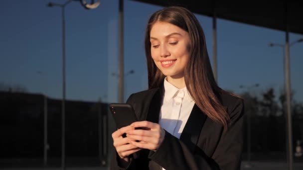 Business woman typing message outdoor. Entrepreneur working with smartphone. — Stock Video