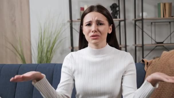 Wat wil je van me, gestresste, geïrriteerde vrouw die met haar handen zwaait?. — Stockvideo